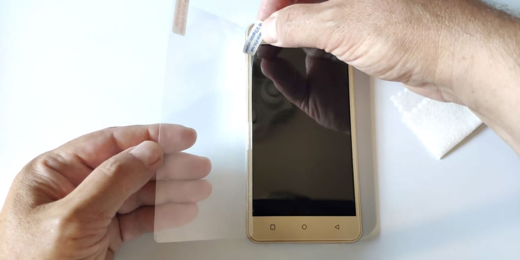 Jak założyć szkło hartowane