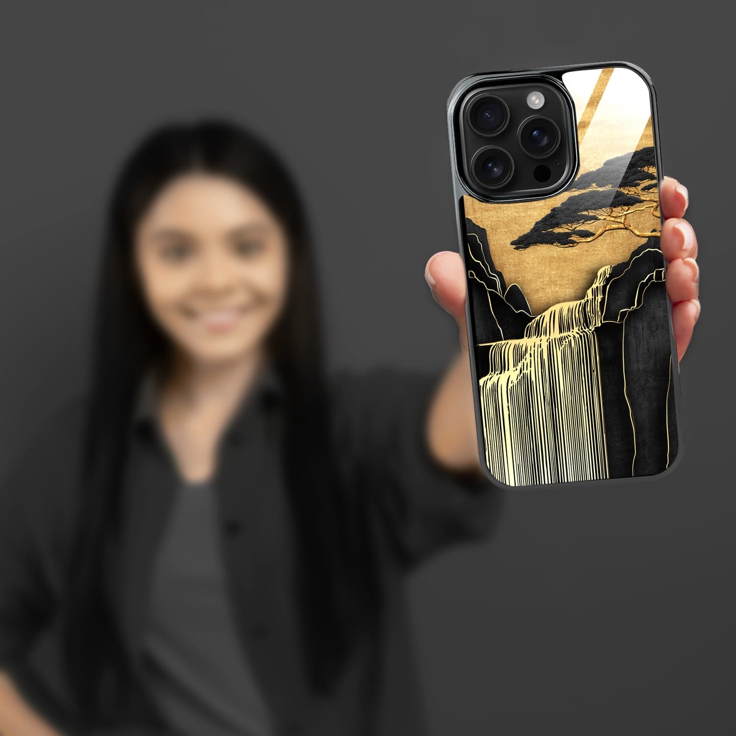 Etui do iPhone 16 Pro IBIZU Elite Glass z MagSafe Magia Azji, Złoty wodospad, czarne - obrazek 6